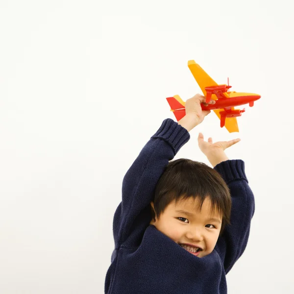 Мальчик играет в самолет — стоковое фото