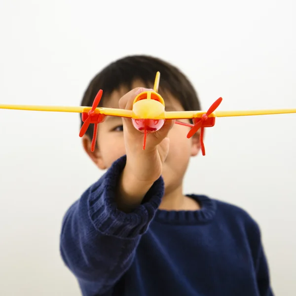 Мальчик с игрушечным самолетом — стоковое фото