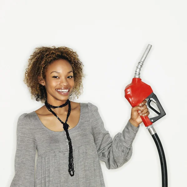 Donna che tiene ugello del gas — Foto Stock