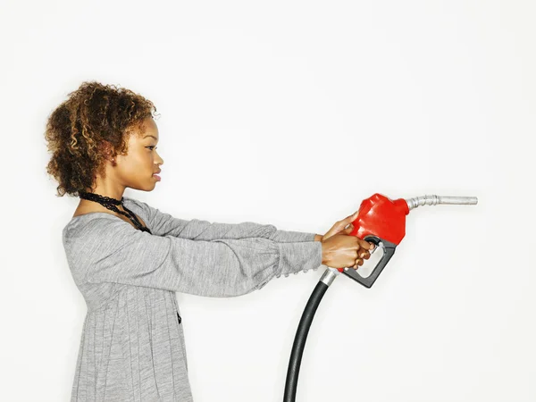 Mulher segurando arma de gás — Fotografia de Stock