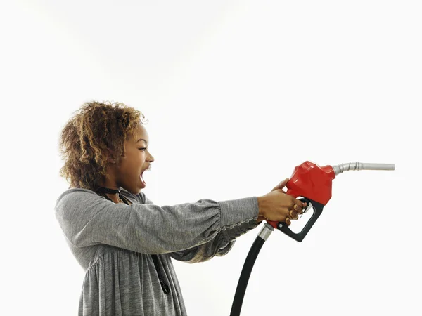Mujer enojada con boquilla de gas — Foto de Stock