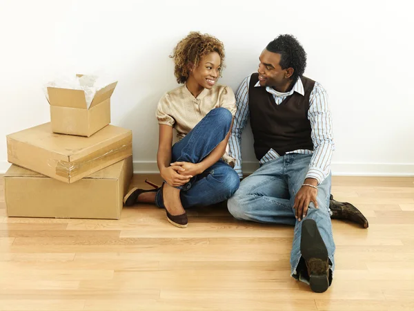Unga par flytta hus — Stockfoto