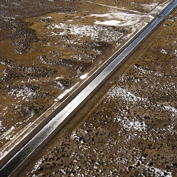 Canal d'irrigation à travers le Colorado rural . — Photo
