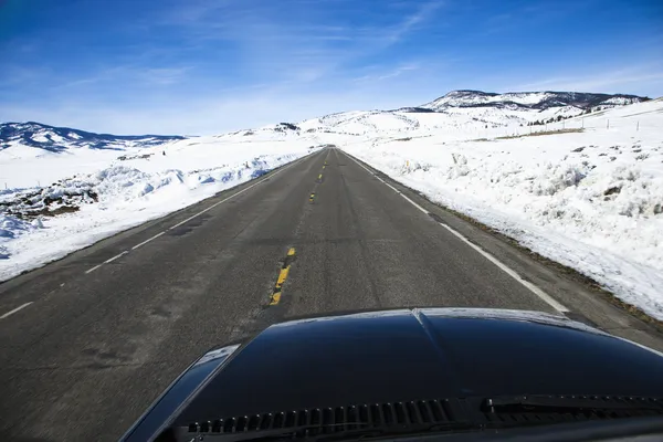 Auto op weg in de winter. — Stockfoto