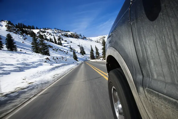 Auto im Winter unterwegs. — Stockfoto