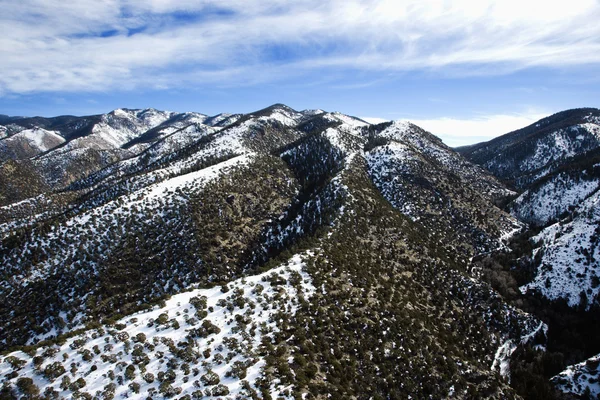Sneeuw bedekt bergtoppen — Stockfoto