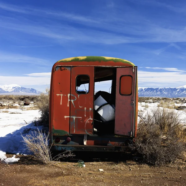 Verlaten vrachtwagen in besneeuwde rural colorado. — Stockfoto