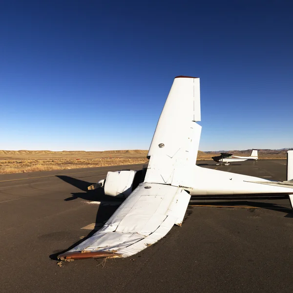 Broken plane on tarmac at airport. — Stock Photo, Image