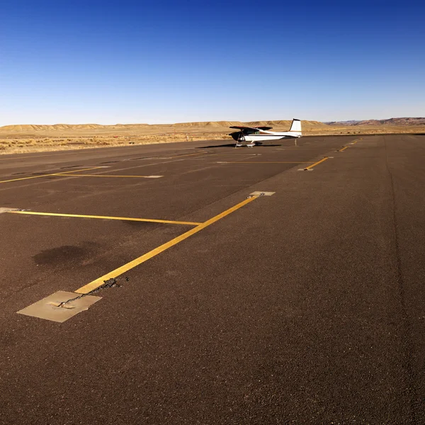 Pequeño avión en asfalto en el aeropuerto . — Foto de Stock