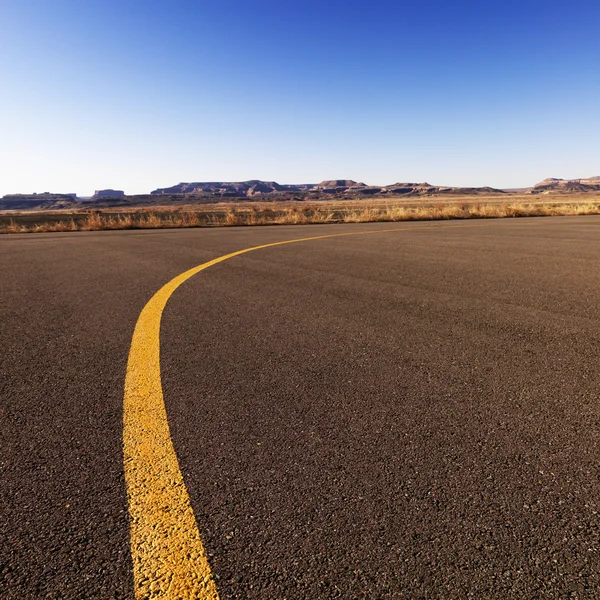 Linea gialla sull'asfalto dell'aeroporto . — Foto Stock