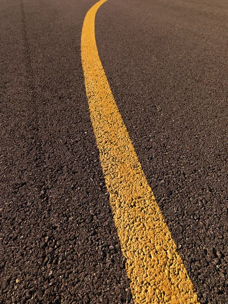 Gele verkeer lijn op asfalt. — Stockfoto