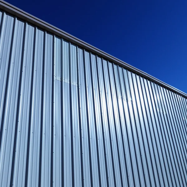 Metall sidan av byggnaden — Stockfoto