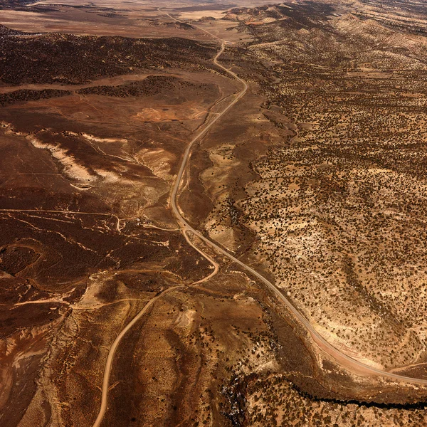 Yollar aracılığıyla bir çöl manzarası — Stok fotoğraf