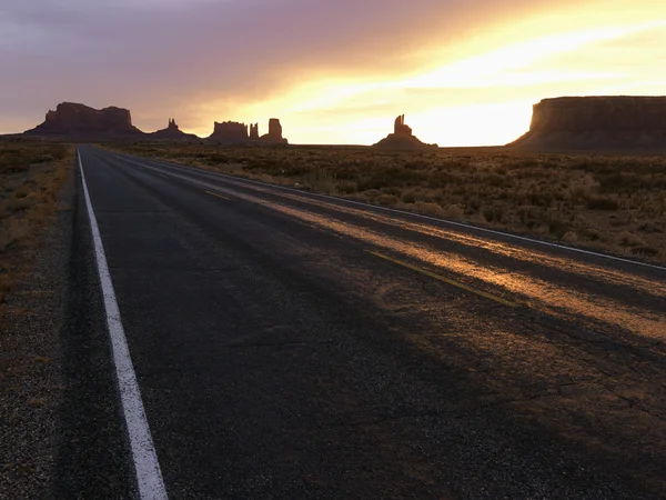 Zonsondergang op de snelweg in monument valley. — Stockfoto