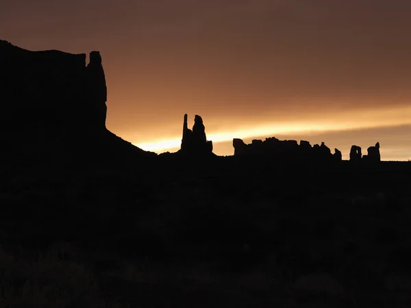 Ηλιοβασίλεμα στην κοιλάδα μνημείο. — Φωτογραφία Αρχείου
