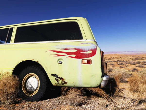 Auto mit Flammen in Wüste geparkt — Stockfoto