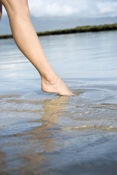 Γυναίκα βυθίζοντας toe στο νερό. — Φωτογραφία Αρχείου