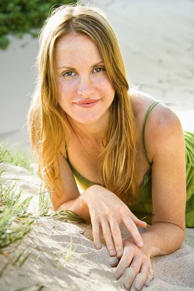 Femme relaxant sur le sable . — Photo