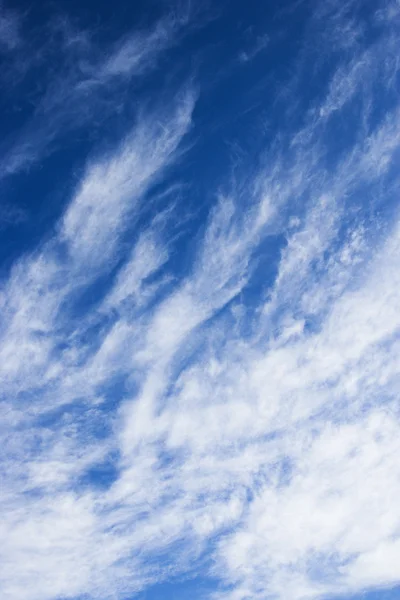 Blå himmel med stripig moln. — Stockfoto
