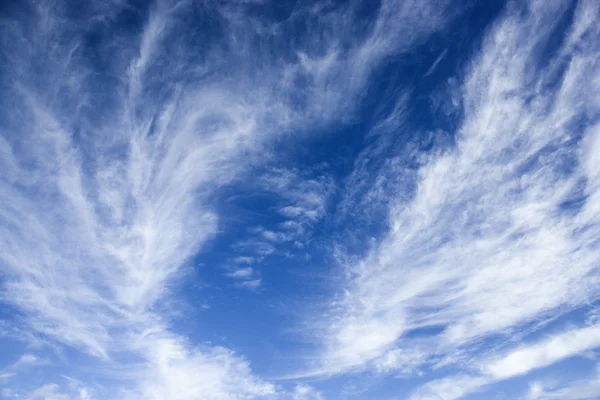 Blå himmel med stripig moln. — Stockfoto