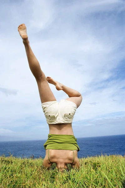 Vrouw doen headstand. — Stockfoto