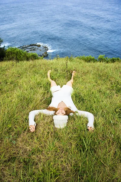 Femme relaxante dans l'herbe . — Photo