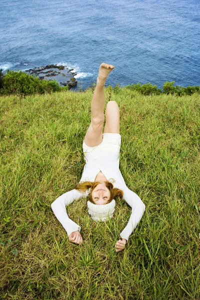 草の上に横たわる女. — ストック写真