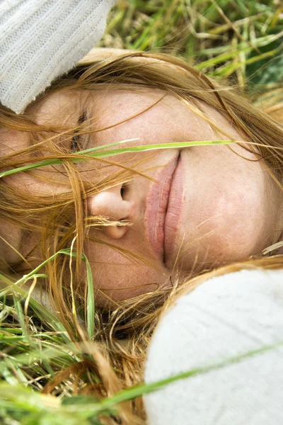 Žena odpočívá v trávě. — Stock fotografie