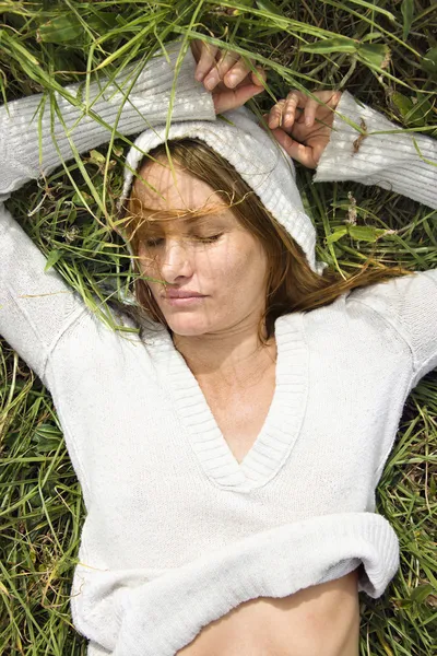 풀 속에 누워 있는 여자. — 스톡 사진