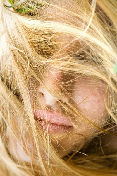 Gesicht mit Haaren bedeckt. — Stockfoto