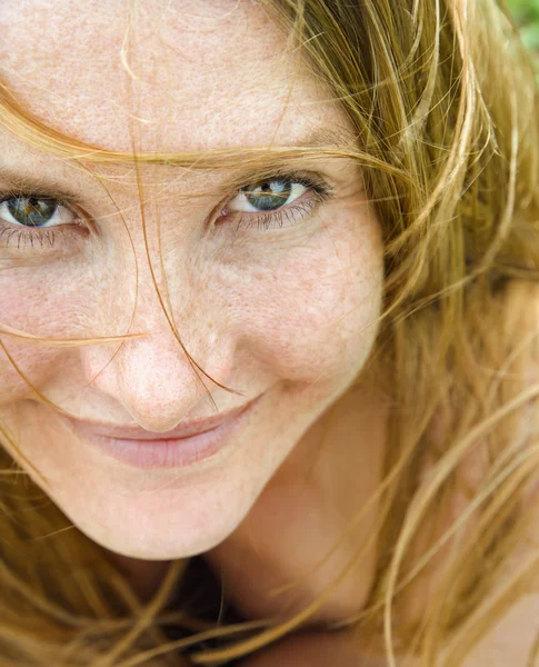 Retrato feminino de perto . — Fotografia de Stock