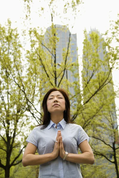 Dışarıda yoga yapan bir kadın. — Stok fotoğraf