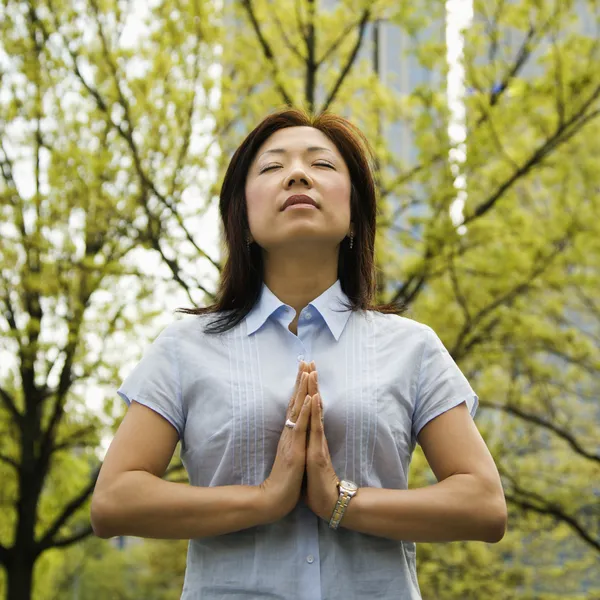 Mulher meditando ao ar livre — Fotografia de Stock