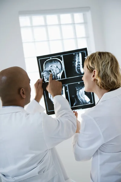 Médicos analizando rayos X . —  Fotos de Stock