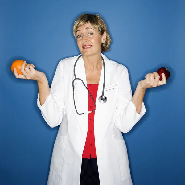 Doktor holding meyve. — Stok fotoğraf
