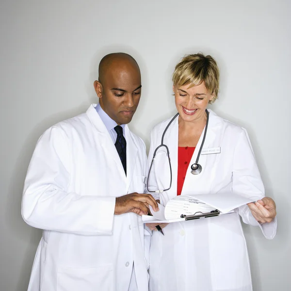 Läkare läsa pappersarbete. — Stockfoto