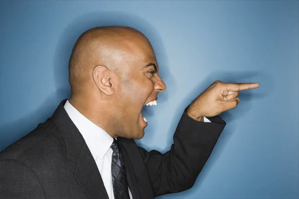 Empresario gritando y señalando . — Foto de Stock