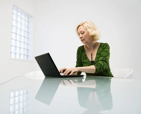 Zakenvrouw in office — Stockfoto