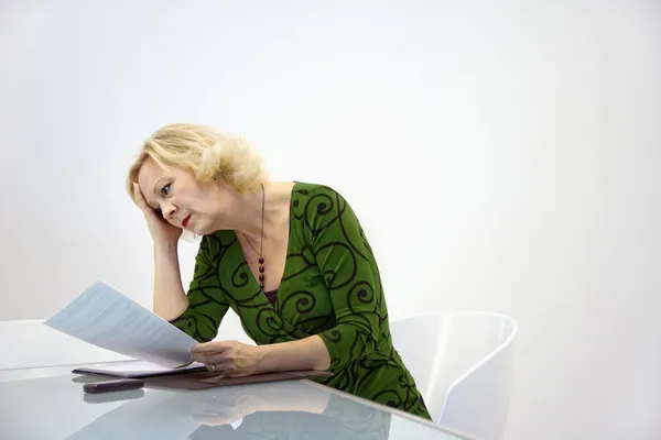 Geschäftsfrau liest Dokument — Stockfoto