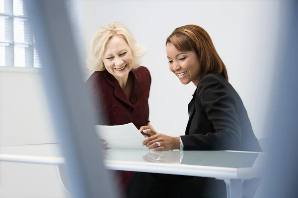 Vrouwelijke ondernemers in office — Stockfoto