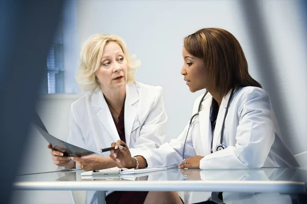 Vrouwelijke artsen — Stockfoto