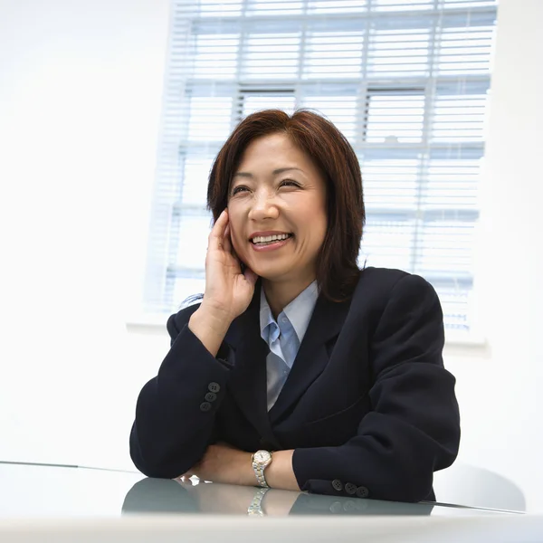 Asiática empresária sorrindo — Fotografia de Stock