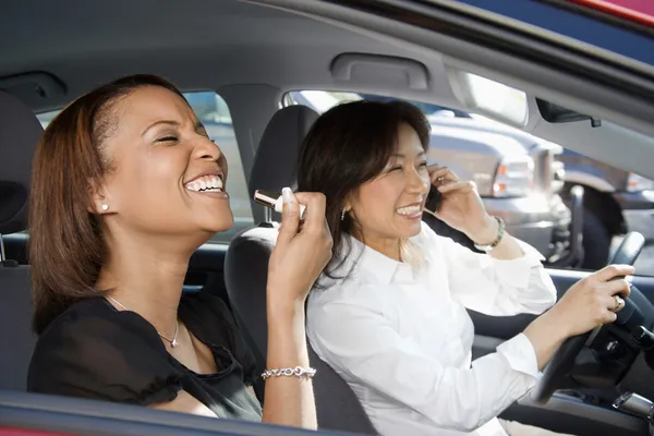 Lachende Frauen im Auto. — Stockfoto
