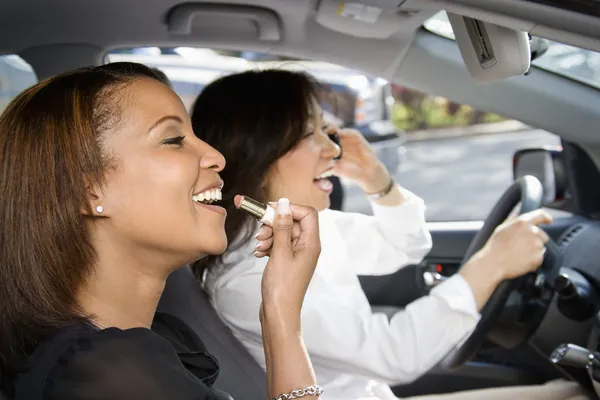 Vrouwen vrienden in auto. — Stockfoto