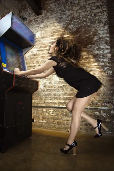 Mujer jugando videojuego —  Fotos de Stock