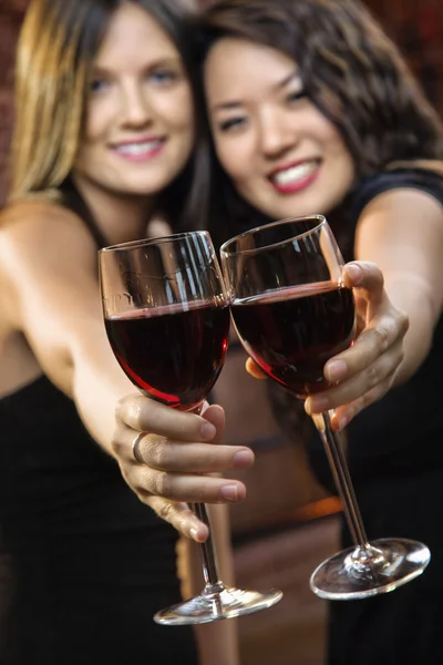 乾杯ワイン グラス女性 — ストック写真