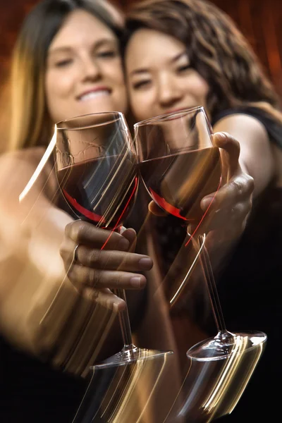 Frauen mit Rotwein — Stockfoto