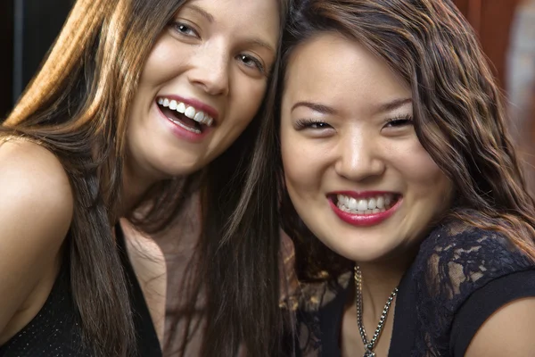 Lachende jonge vrouwen — Stockfoto