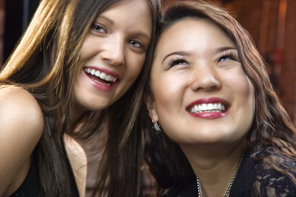 Ganska leende unga kvinnor — Stockfoto