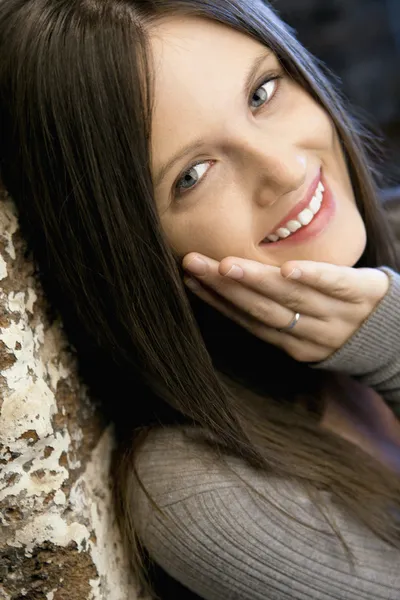 Ganska ung leende kvinna — Stockfoto